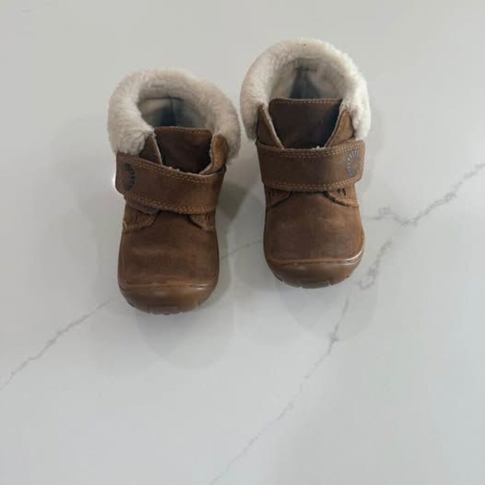 UGG infant suede shearling boots size 8, 6” length 3.5” height